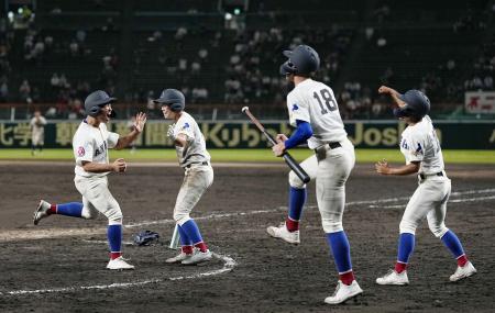 　高知中央―綾羽　タイブレークの１０回表、北川の三塁打で生還し喜ぶ綾羽の一走浜野（左端）ら。右端は二走田代＝甲子園