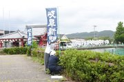 おがせ池周辺にのぼり旗を立てる関係者＝各務原市各務おがせ町