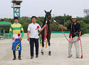 佐藤友則騎手（左）の好騎乗で優勝したハイジャ（名古屋競馬提供）