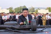　朝鮮戦争の休戦協定締結から７２年となるのを前に、「祖国解放戦争参戦烈士の墓」を訪れた北朝鮮の金正恩朝鮮労働党総書記＝２６日、平壌（朝鮮中央通信＝共同）