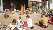 屋外で昼食を取る親子ら＝美濃市相生町