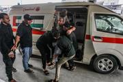 　イスラエル軍の攻撃で負傷し、病院に搬送されるパレスチナ人＝１８日、ガザ南部ハンユニス（ゲッティ＝共同）