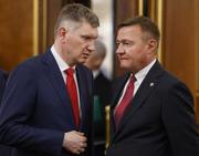 　３日、モスクワでの政府会合を前に話すロシアのスタロボイト運輸相（右）とレシェトニコフ経済発展相（タス＝共同）