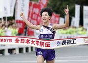 　１位でゴールする駒大のアンカー・山川拓馬＝伊勢神宮
