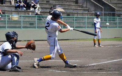 県岐阜商×不破・羽島・山県＝２回裏県岐阜商、２死二塁、中前先制打を放つ大東＝岐阜ファミリーパーク