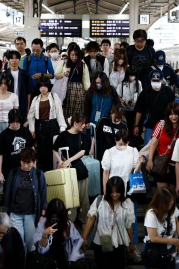 　シルバーウイークが始まり、混雑するＪＲ東京駅の新幹線ホーム＝１９日午前