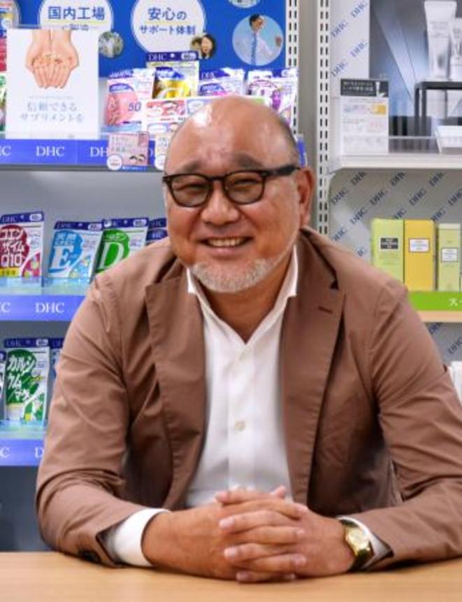 　取材に応じるＤＨＣの高谷成夫会長＝８月、東京都港区