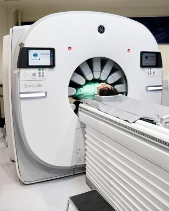 　体内への薬の分布状況を３６０度測定できるＳＰＥＣＴ装置＝３日午前、福井県永平寺町の福井大病院