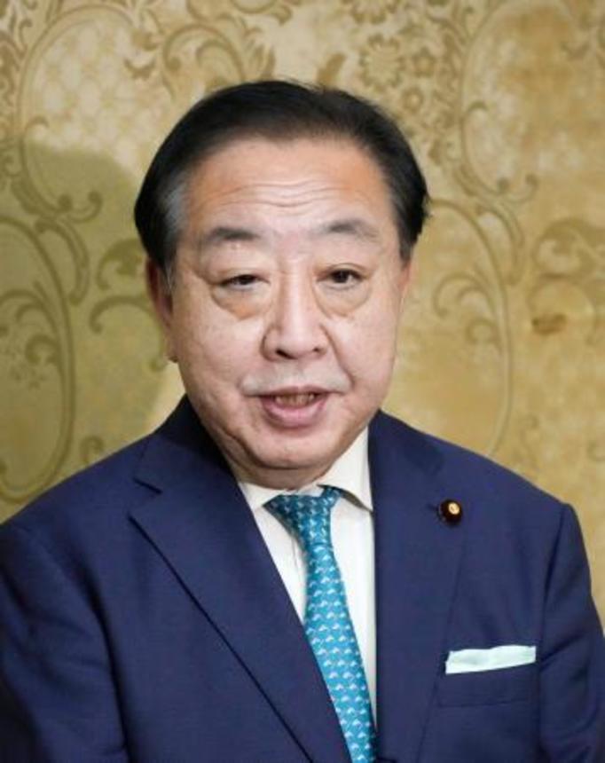　取材に応じる立憲民主党の野田代表＝１７日午後、国会
