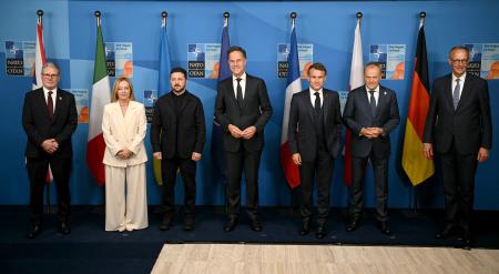 　ＮＡＴＯ加盟国の首脳らと写真に納まるウクライナのゼレンスキー大統領（左から３人目）＝２５日、オランダ・ハーグ（ゲッティ＝共同）
