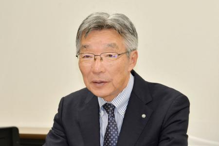 　インタビューに答える東京都小笠原村の渋谷正昭村長