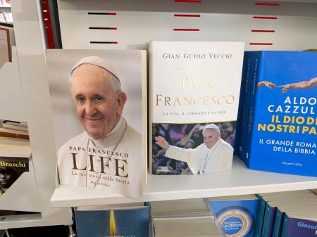 　ローマの書店に並んだ前ローマ教皇フランシスコ関連の書籍＝１７日（共同）