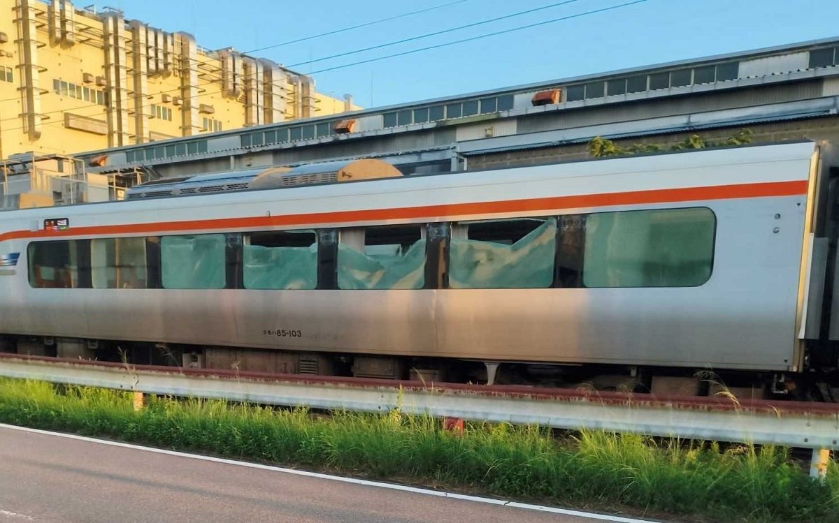 事故で窓ガラスが大破した車体＝１日午後、各務原市内（目撃者提供）