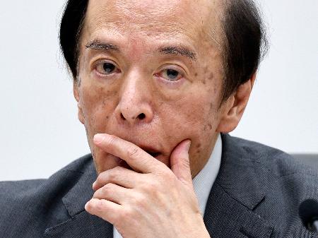 　金融政策決定会合後、記者会見する日銀の植田総裁＝１７日午後、日銀本店