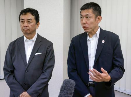 　会合を終え、記者団の取材に応じる大阪維新の会の杉江友介幹事長（右）ら＝１０日午後、大阪市