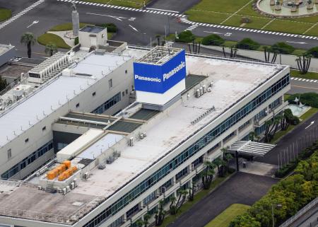 　大阪府門真市のパナソニックホールディングス本社（共同通信社ヘリから）