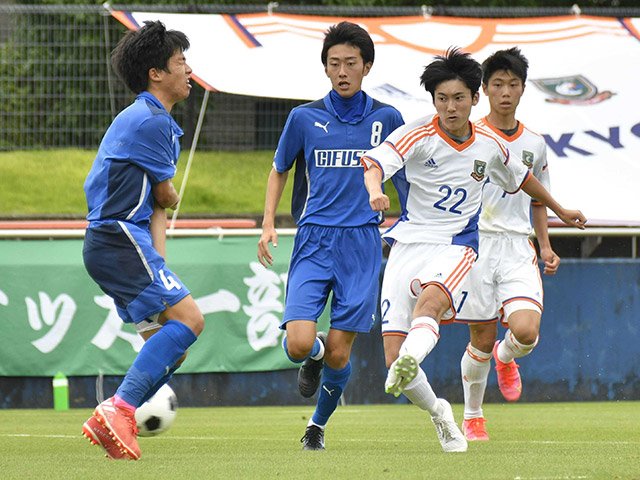 中京×県岐阜商＝後半２分、先制ゴールを決める中京の桑原（２２）＝長良川球技メドウ