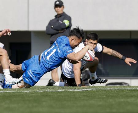 　埼玉―ＢＲ東京　前半、トライを決める埼玉・長田（１１）＝熊谷ラグビー場