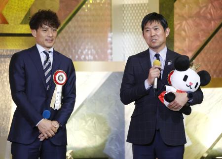　「テレビ朝日ビッグスポーツ賞」の表彰式に出席したサッカー日本代表の森保一監督。左は日本サッカー協会の宮本恒靖会長＝９日、東京都内