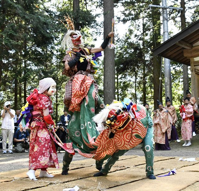 モチーフとなった金蔵獅子の「金蔵」（中央）＝２０１９年９月、同町上広瀬、諏訪神社