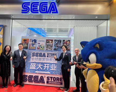 　セガの公式ストアの開店イベントに出席する内海州史社長（左から３人目）ら＝３０日、中国・上海（共同）