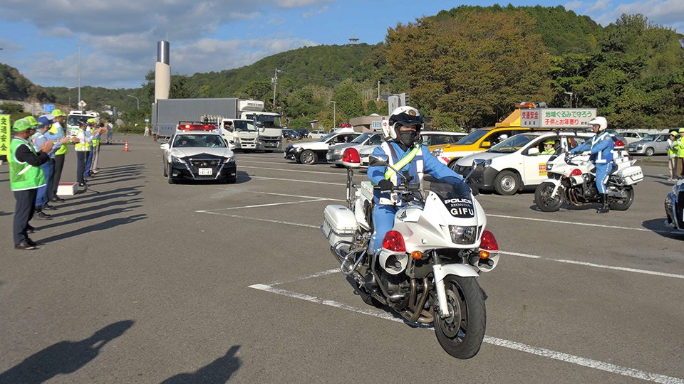 交通事故抑止の「Ｔ＆Ｋ作戦」で交通巡視に出発する白バイやパトカー＝愛知県春日井市、内津簡易パーキングエリア