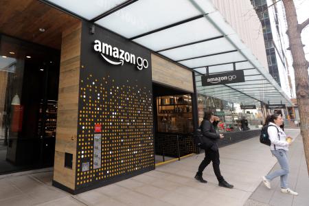 　「アマゾン・ゴー」の店舗から出る客＝２０２０年３月、米シアトル（ＡＰ＝共同）