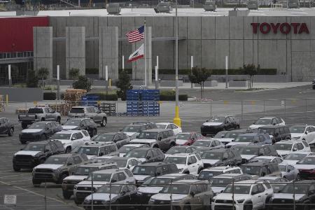 　米カリフォルニア州ロングビーチ港の輸入関連施設に並ぶトヨタ自動車の新車＝３月（ＡＰ＝共同）