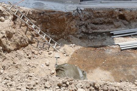 　不発弾（手前中央）が見つかった住宅建設現場＝２２日午後０時３５分、大阪府箕面市