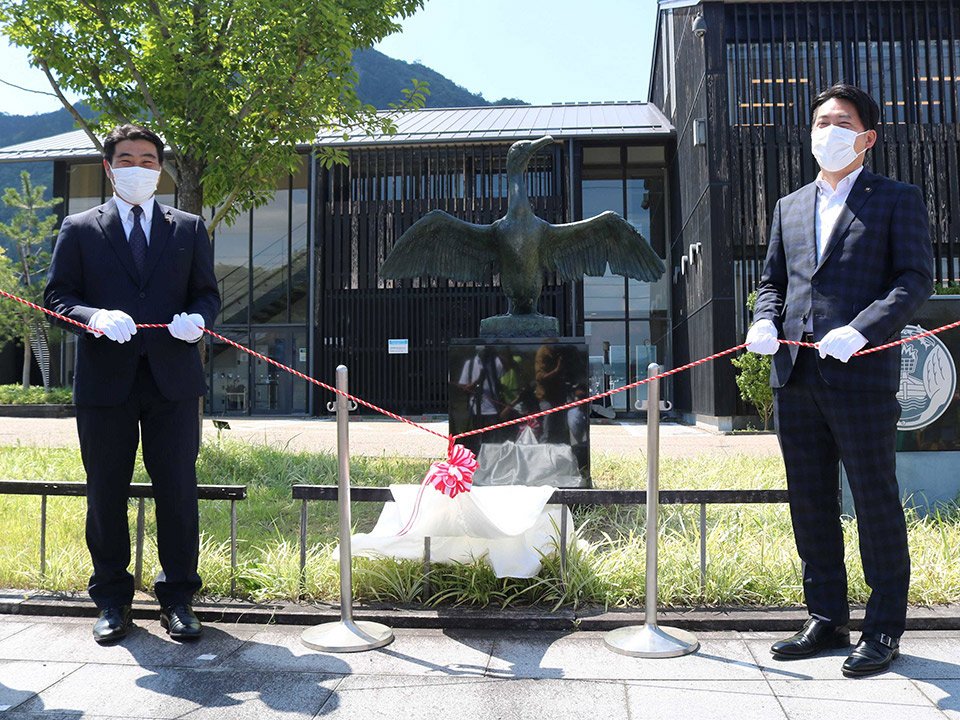 柴橋正直市長（右）らが除幕した鵜像＝岐阜市長良、長良川うかいミュージアム