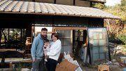 改修中の古民家。右は妻の三恵さん（２０２０年１２月）