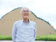 自身が設計した建物の前で笑顔を見せる藤森照信さん＝多治見市笠原町、モザイクタイルミュージアム　©Ｙｕｎａ　Ｉｗａｓｅ
