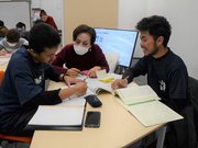 岐阜市の日本語教室で勉強するハムバリー・ハビルンさん（右）とアルビー・アクラムル・ザルダさん（左）＝同市柳ケ瀬通、県国際交流センター