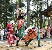 モチーフとなった金蔵獅子の「金蔵」（中央）＝２０１９年９月、同町上広瀬、諏訪神社