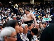 　３敗目を喫し引き揚げる安青錦＝両国国技館