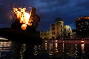 　原爆ドーム前の元安川でともされたかがり火。米軍による原爆投下から６日で８０年となる＝５日夕、広島市中区