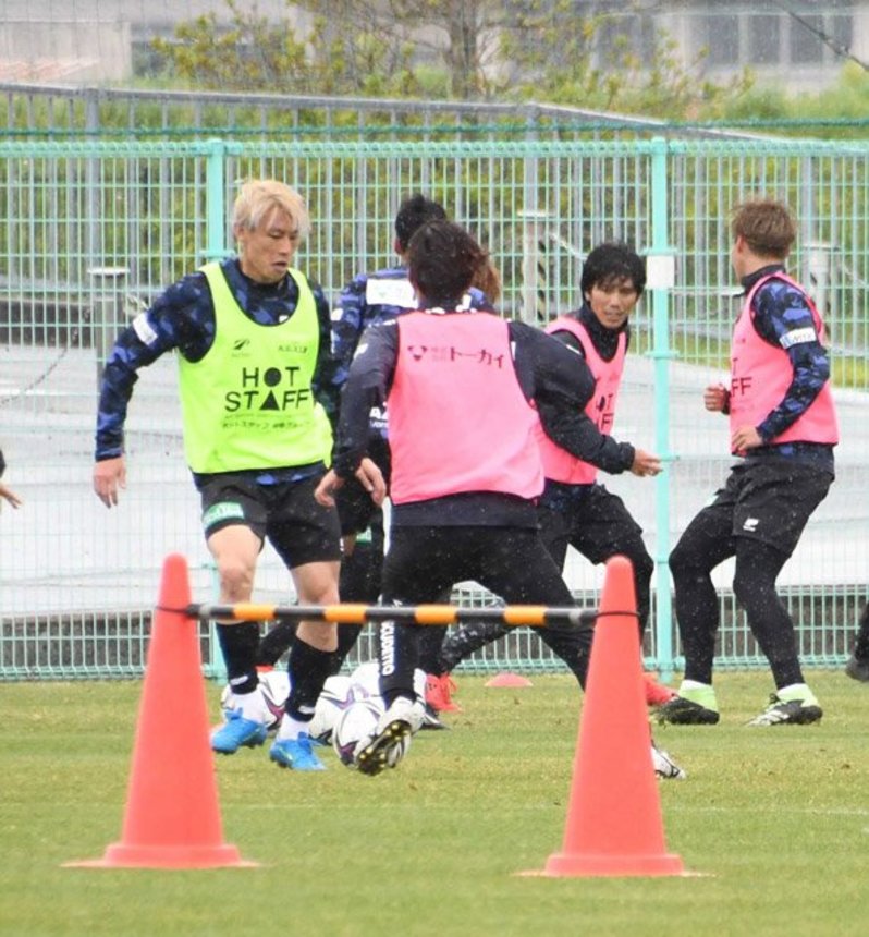 ミニゲームで調整する川西（左端）らＦＣ岐阜の選手たち＝２８日、岐阜市内