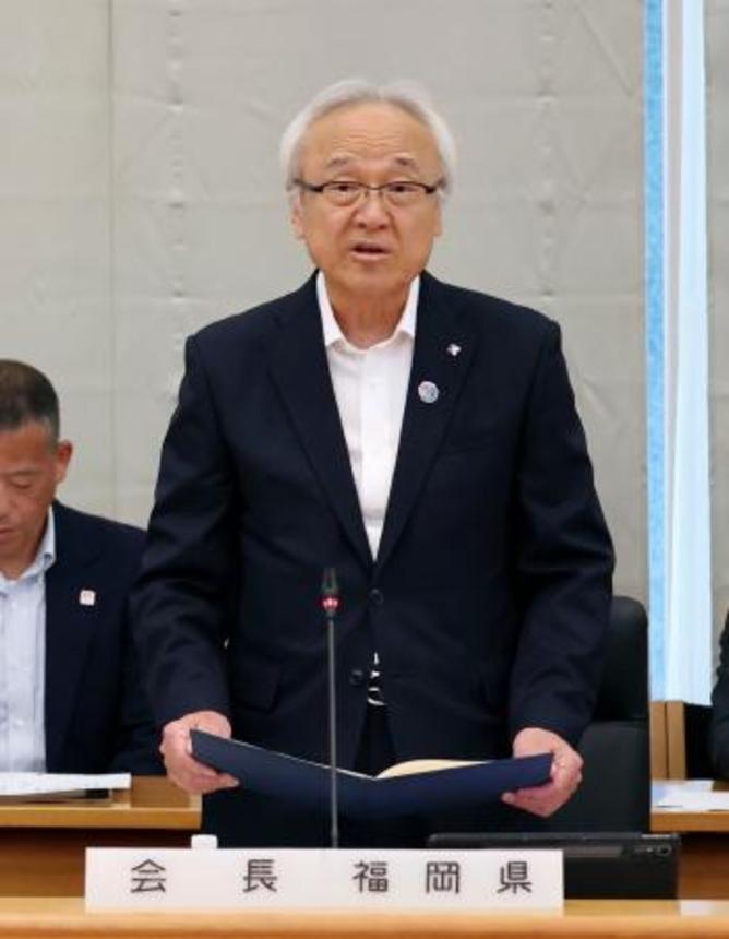 　全国都道府県議会議長会の総会で陳謝する、福岡県議会の蔵内勇夫議長＝２２日午後、東京都千代田区