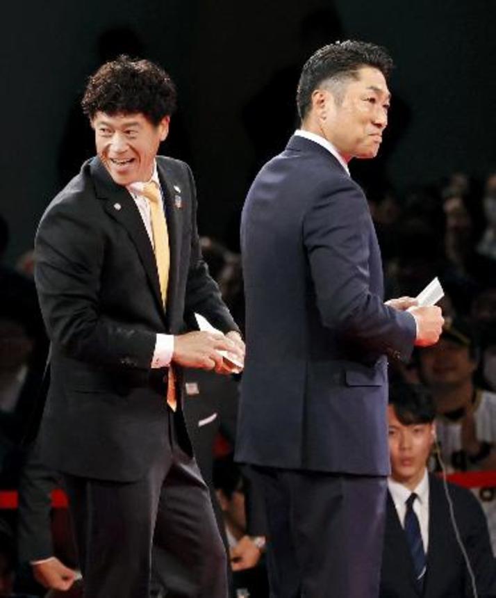 　米スタンフォード大・佐々木麟太郎内野手の指名で競合し、交渉権を獲得したソフトバンク・城島ＣＢＯ（左）と敗れたＤｅＮＡ・相川監督＝２３日午後、東京都内のホテル