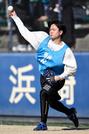 　中日の新人合同練習でキャッチボールする桜井＝ナゴヤ球場