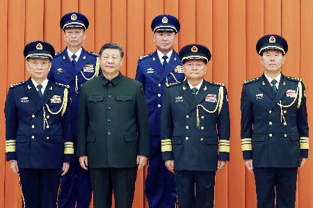 　２０２５年１２月、記念写真に納まる（前列左２人目から）中国の習近平国家主席、張又☆（人ベンに峡の旧字体のツクリ）・中央軍事委員会副主席、劉振立・軍統合参謀部参謀長＝北京（新華社＝共同）