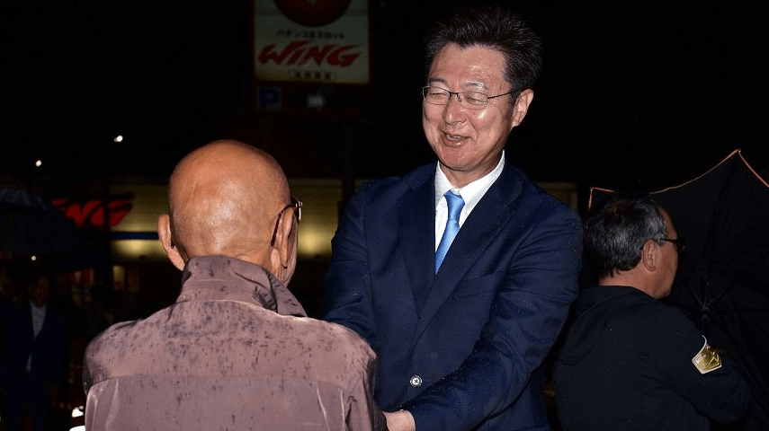 支持者と握手を交わす竹中誉氏＝９日午後、岐阜県池田町