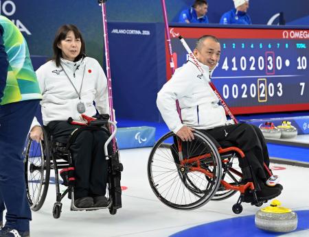 　ラトビアに敗れて１次リーグ敗退が決まった小川亜希（左）、中島洋治組＝コルティナダンペッツォ（共同）