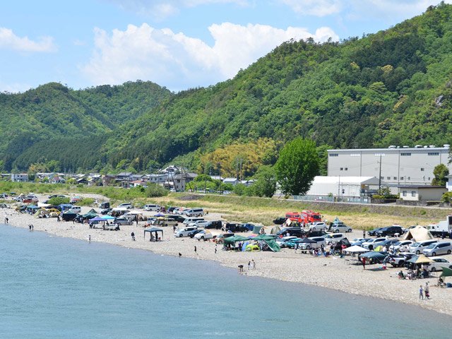 自粛が呼び掛けられる中でも、バーベキューなどに多くの人が訪れた長良川河川敷＝３日午前１１時３１分、美濃市前野