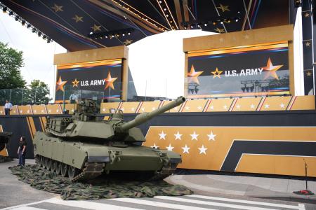 　米陸軍創設２５０年記念で展示された戦車＝１４日、ワシントン（ゲッティ＝共同）