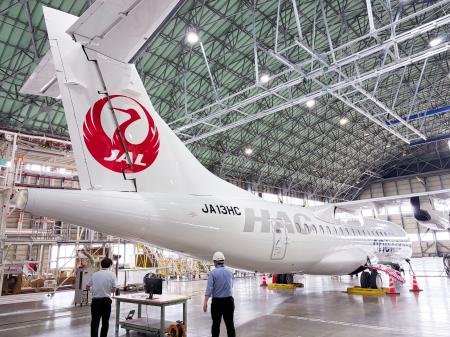 　赤潮の観測に使用された航空機＝９月（日本航空提供）