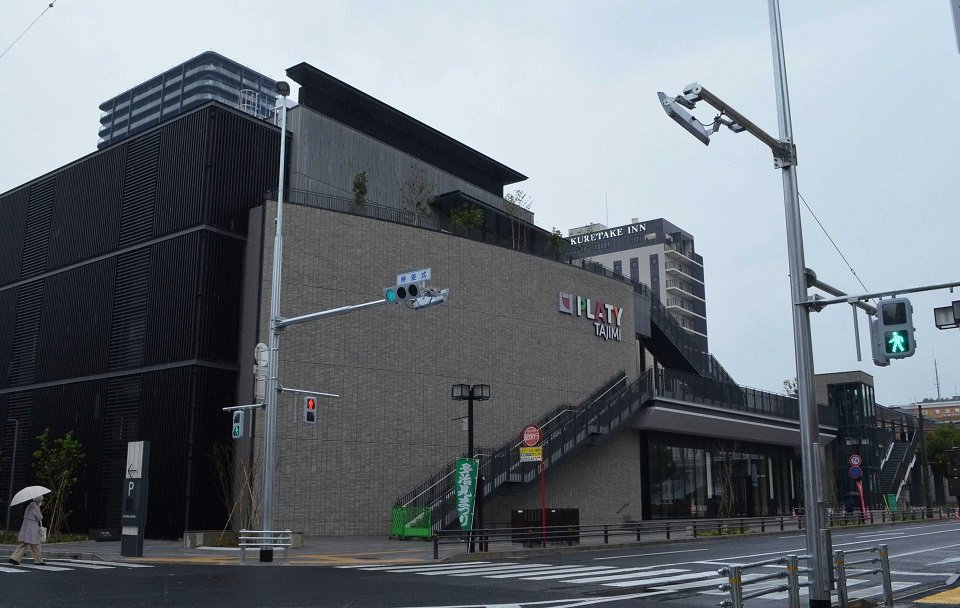 竣工式を迎えたプラティ多治見の施設外観。奥に高層のミッドライズタワー多治見、くれたけインプレミアム多治見駅前が見える＝多治見市本町