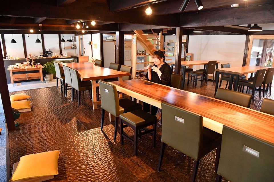 御嶽宿の古民家を改装した「かしわ屋」。歴史的資源を生かしたまちづくりが始まっている＝可児郡御嵩町御嵩