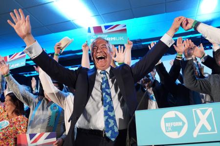 　英国の地方選に向けて活動する右派ポピュリスト政党「リフォームＵＫ」のファラージ党首ら＝４月３０日、英中部（Ｊａｃｏｂ　Ｋｉｎｇ／ＰＡ通信提供・ＡＰ＝共同）
