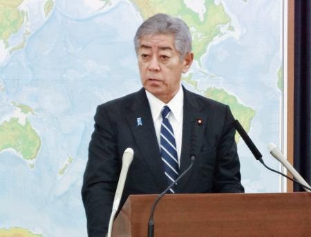 　外務省で記者会見する岩屋外相＝８日午後